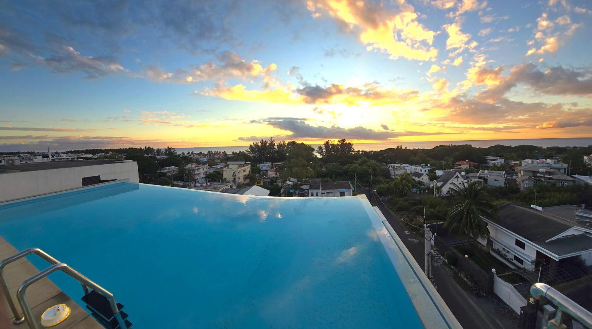 Luxury Penthouse With Infinity Pool & Stunning Sea View Apartment Flic en Flac Bagian luar foto