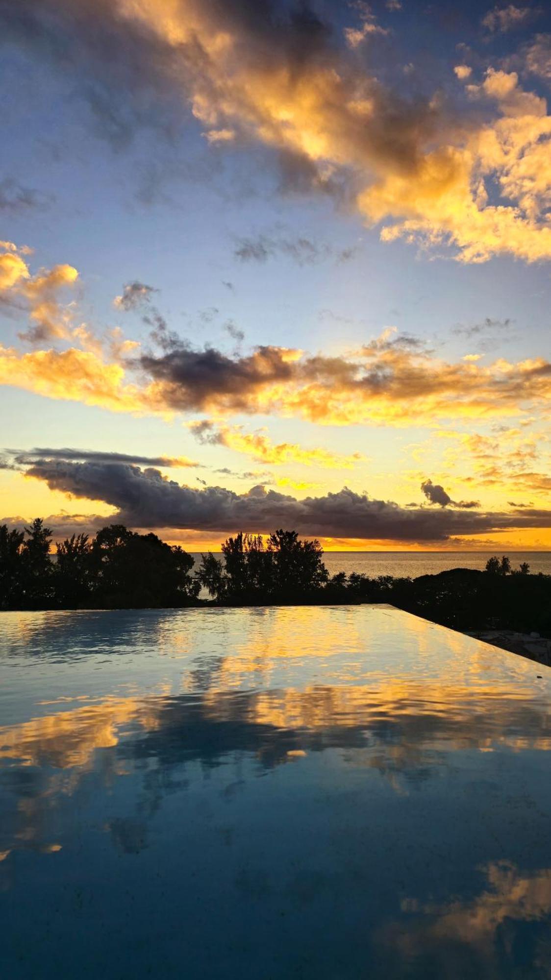 Luxury Penthouse With Infinity Pool & Stunning Sea View Apartment Flic en Flac Bagian luar foto